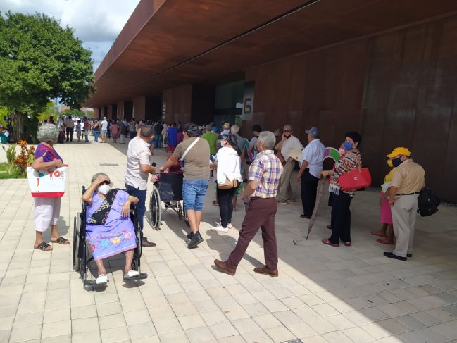 Largas filas de adultos mayores para recibir tercera dosis anti Covid-19 en Mérida